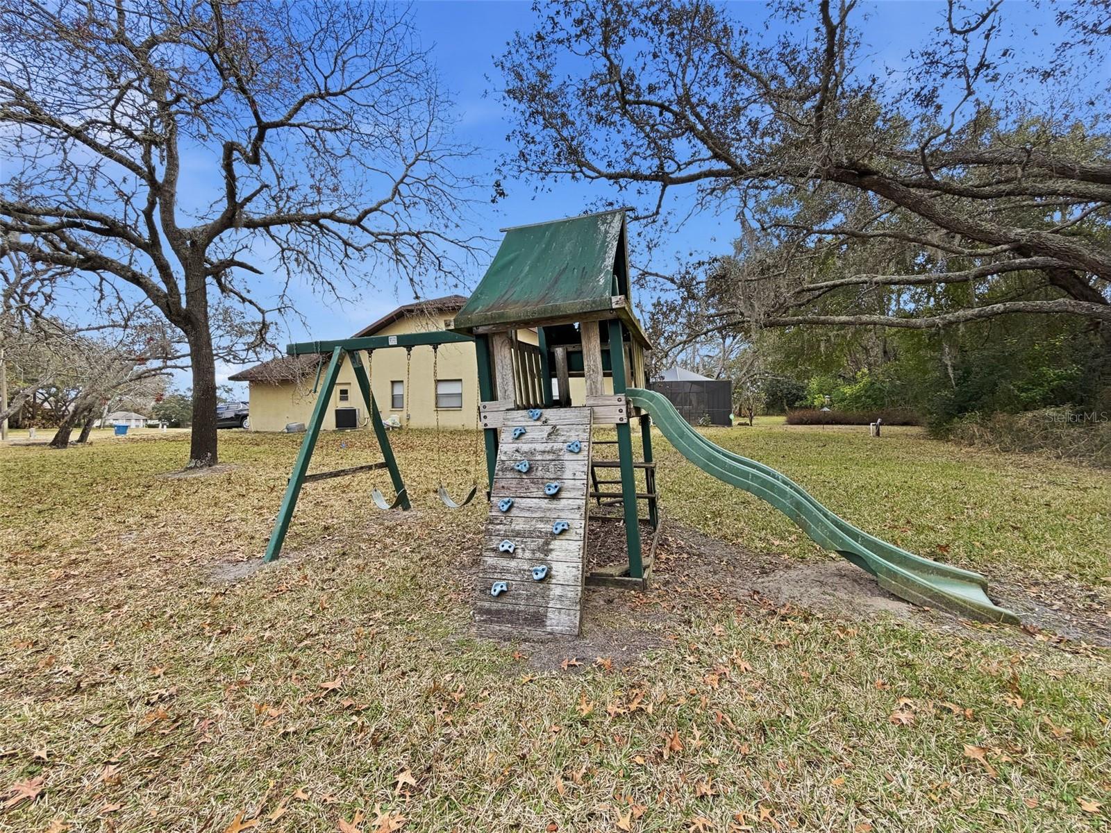 Listing photo id 38 for 132 Forest Wood Court