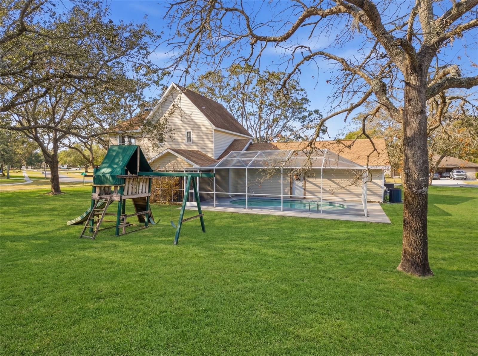 Listing photo id 43 for 132 Forest Wood Court