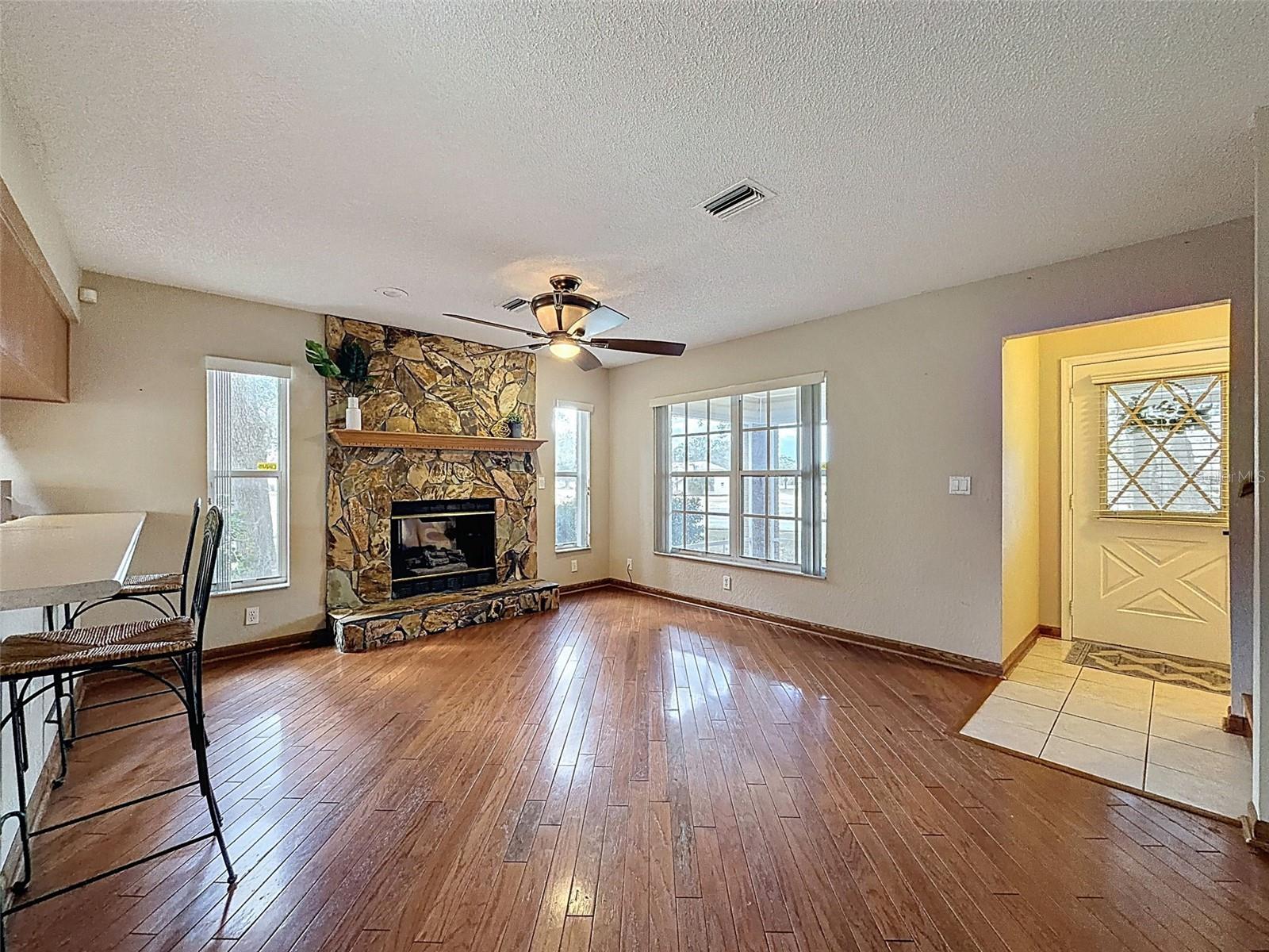 Listing photo id 3 for 132 Forest Wood Court