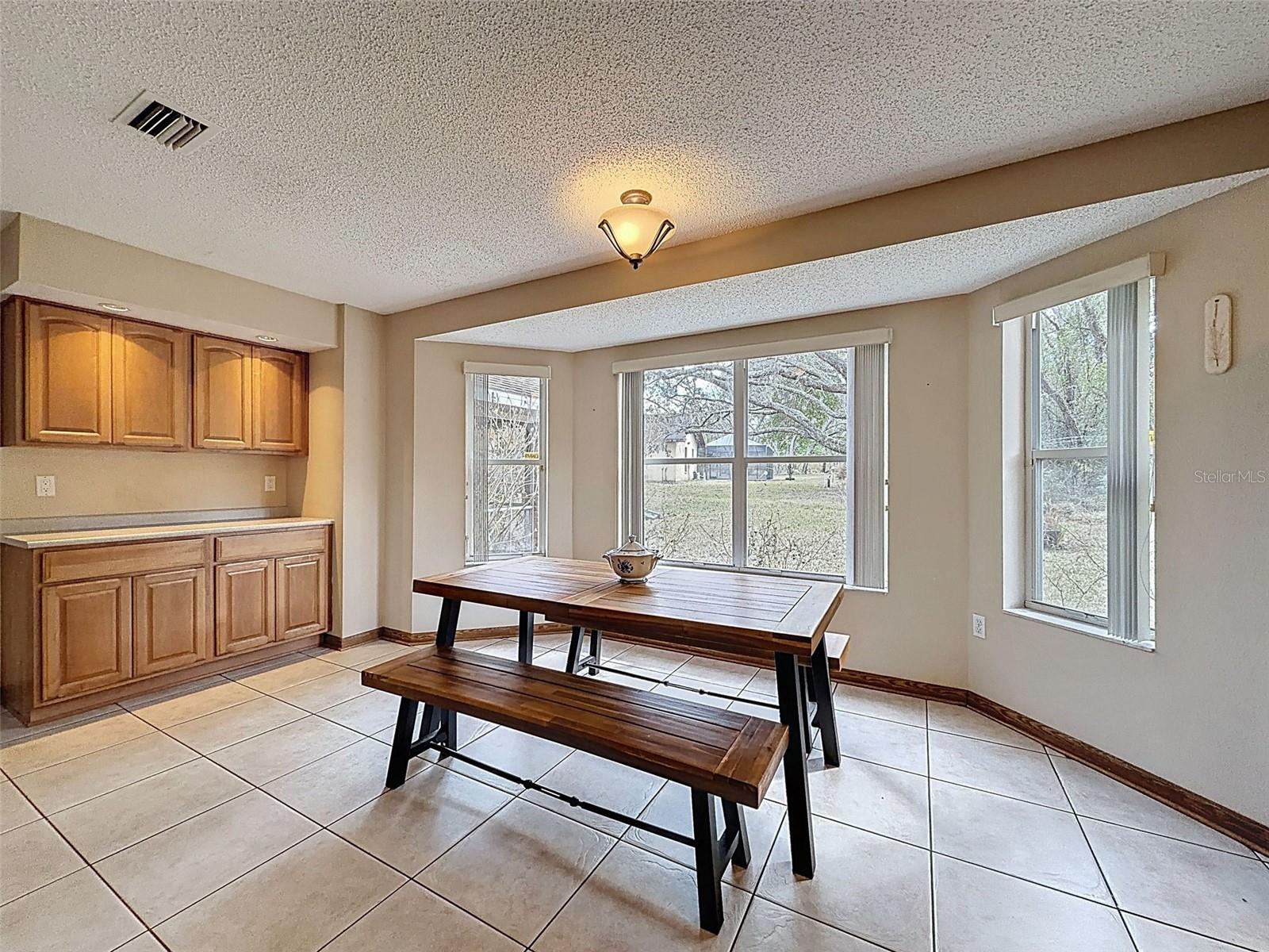 Listing photo id 5 for 132 Forest Wood Court