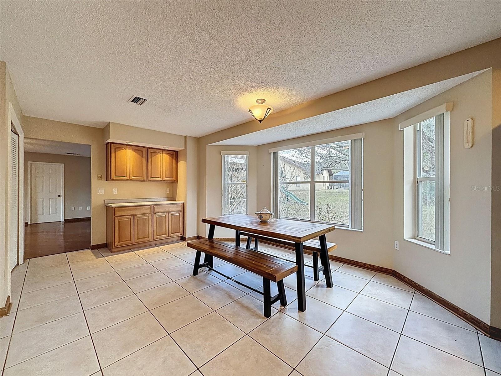 Listing photo id 6 for 132 Forest Wood Court