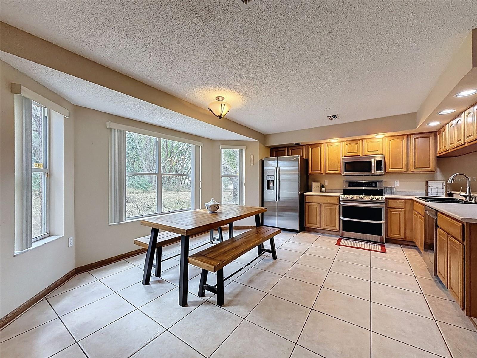 Listing photo id 7 for 132 Forest Wood Court