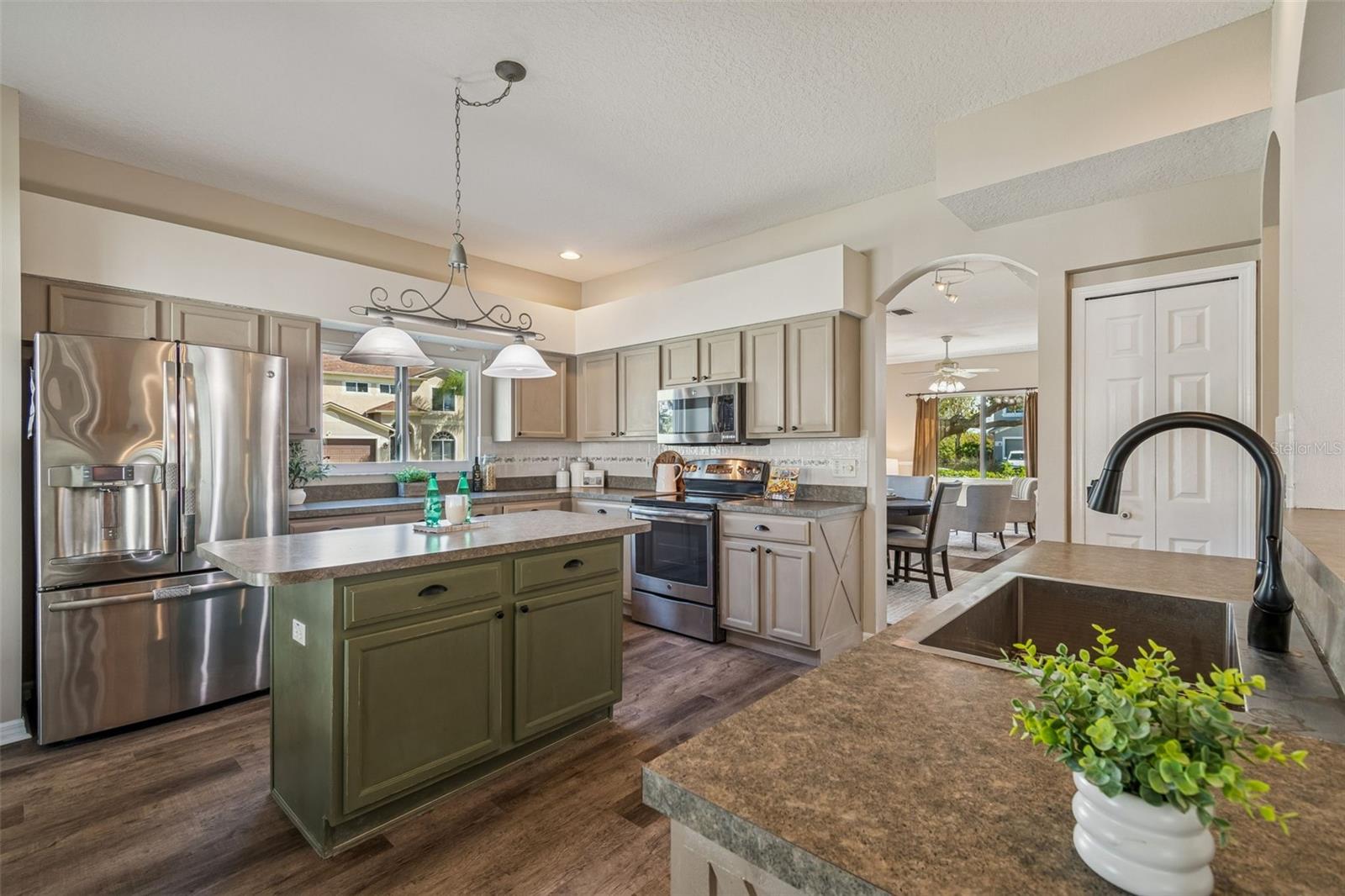 Listing photo id 32 for 1744 Mapleleaf Boulevard