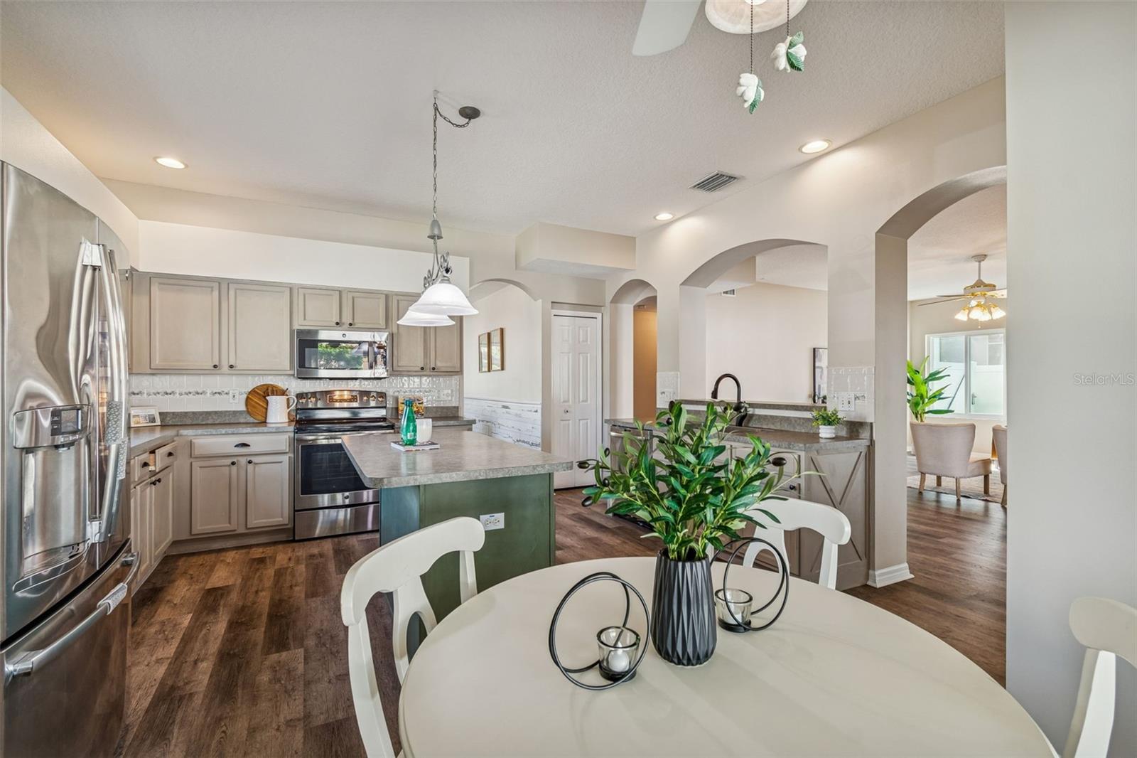 Listing photo id 36 for 1744 Mapleleaf Boulevard