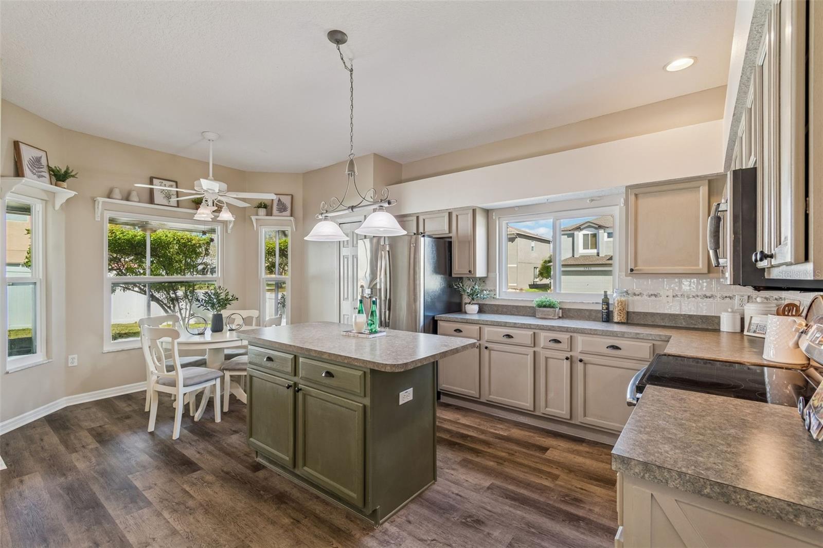 Listing photo id 37 for 1744 Mapleleaf Boulevard