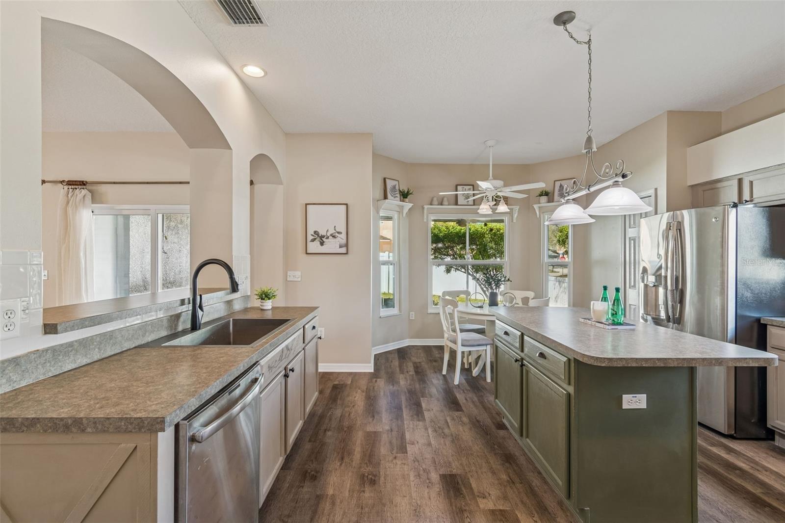 Listing photo id 38 for 1744 Mapleleaf Boulevard