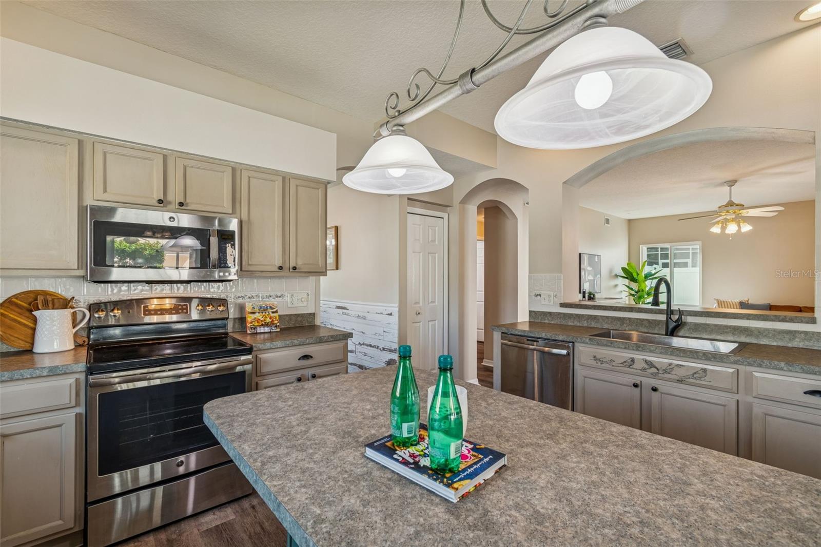 Listing photo id 42 for 1744 Mapleleaf Boulevard