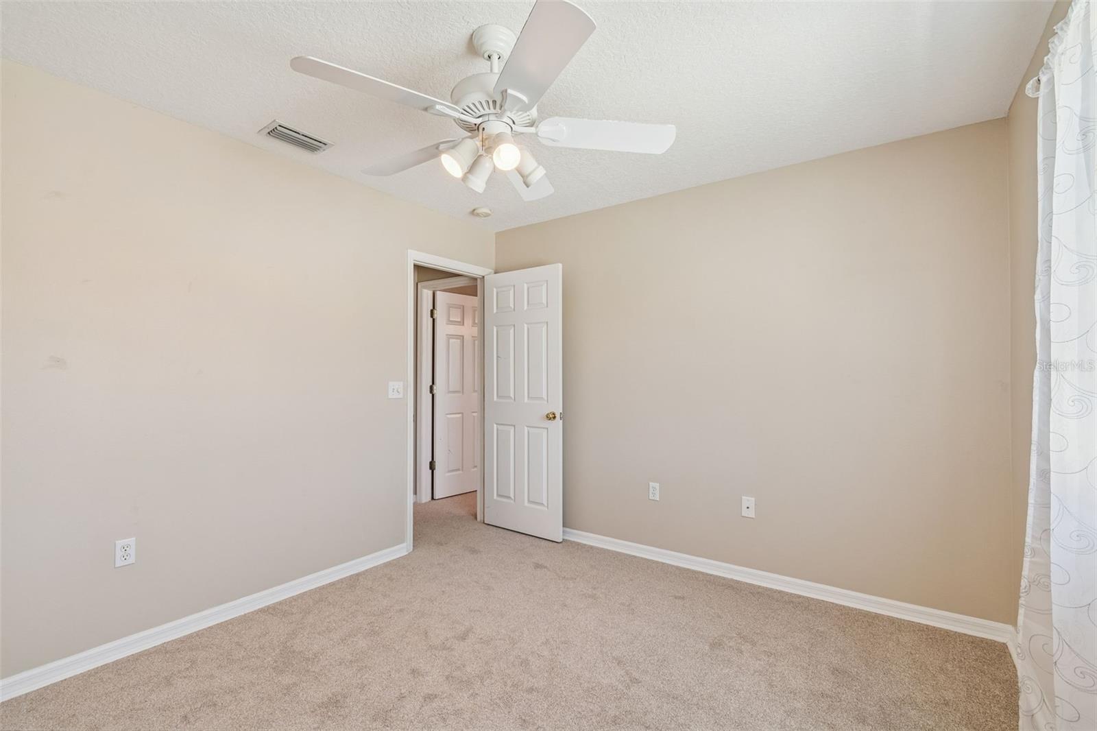 Listing photo id 57 for 1744 Mapleleaf Boulevard