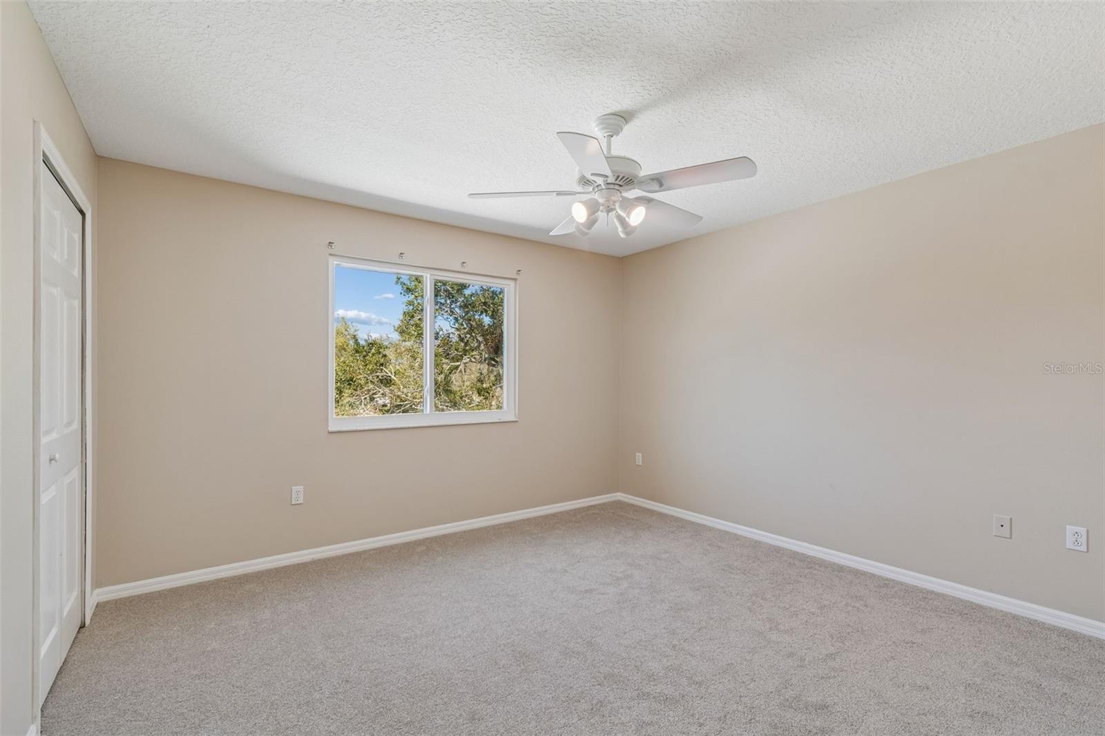 Listing photo id 58 for 1744 Mapleleaf Boulevard