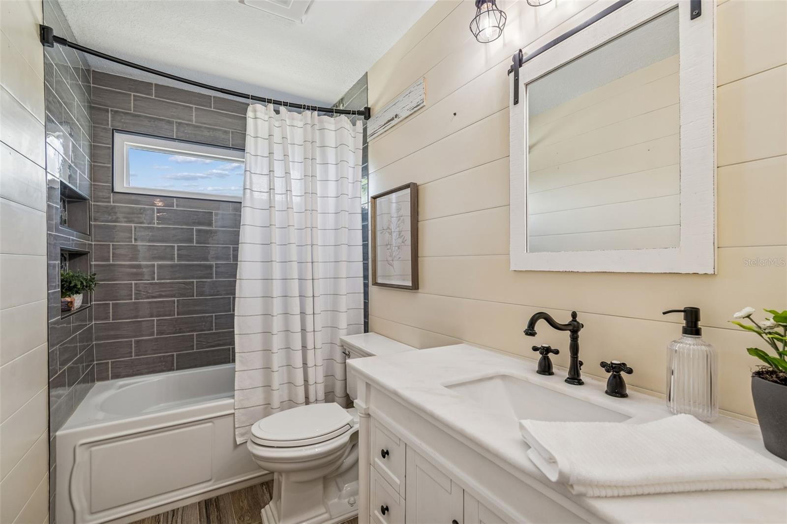 Listing photo id 60 for 1744 Mapleleaf Boulevard