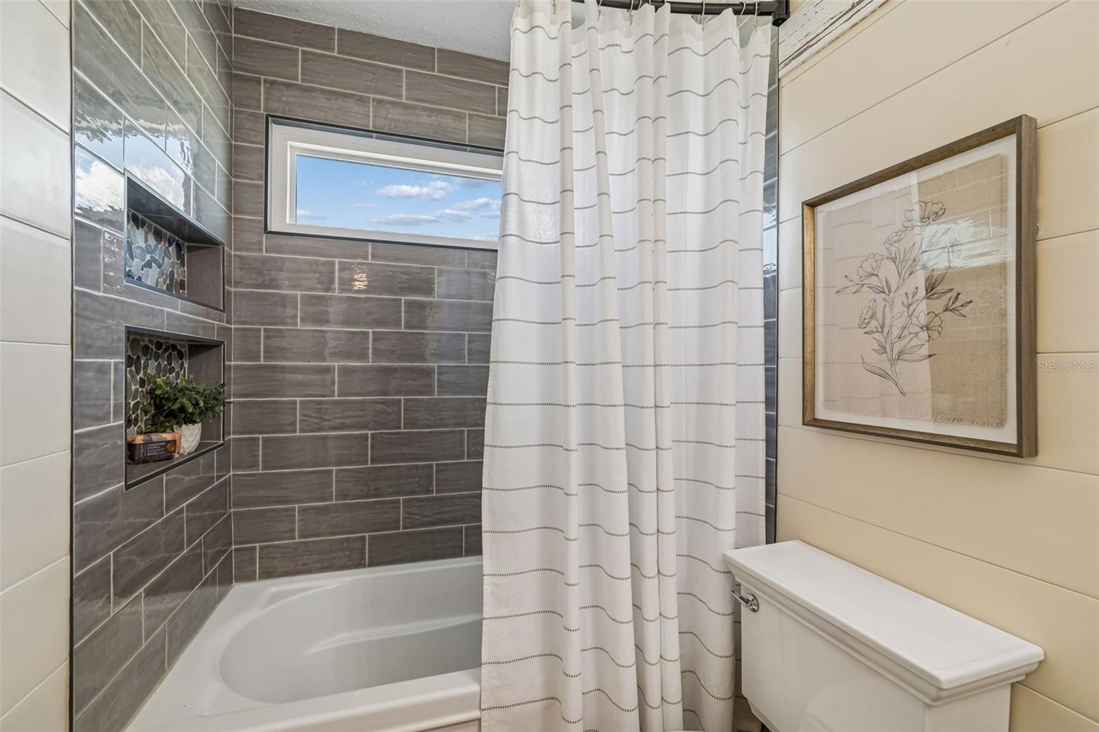 Listing photo id 61 for 1744 Mapleleaf Boulevard