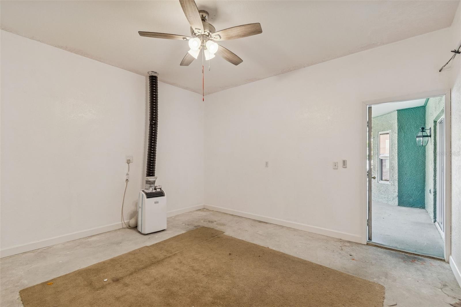 Listing photo id 68 for 1744 Mapleleaf Boulevard