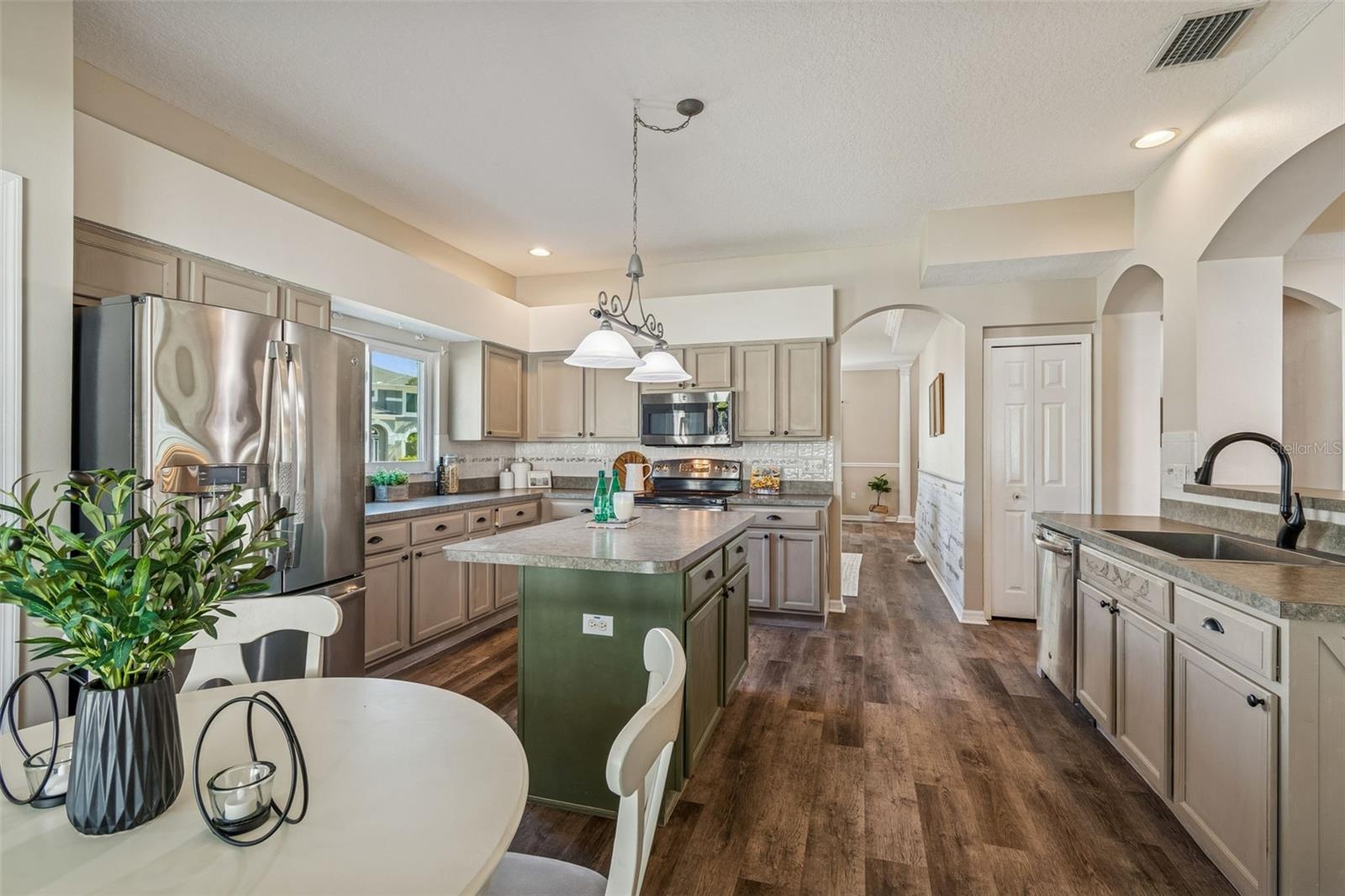 Listing photo id 6 for 1744 Mapleleaf Boulevard