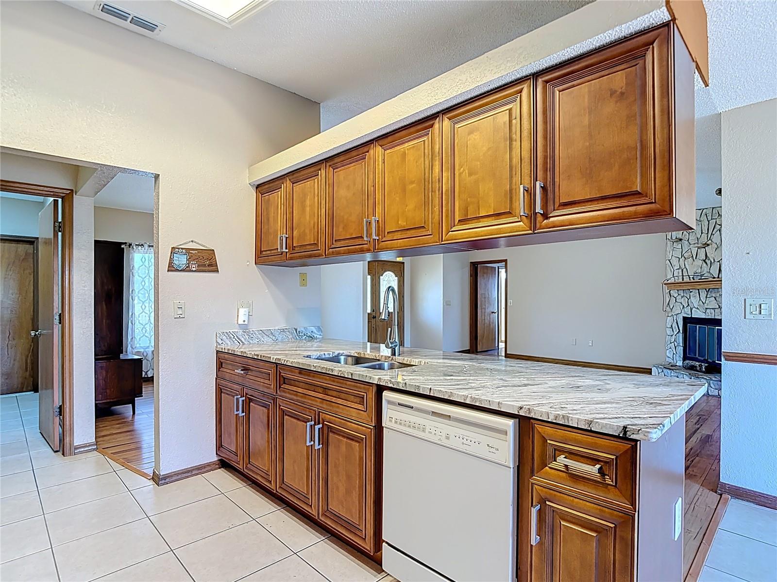 Image 17 of 59 For 5066 Woodbine Street