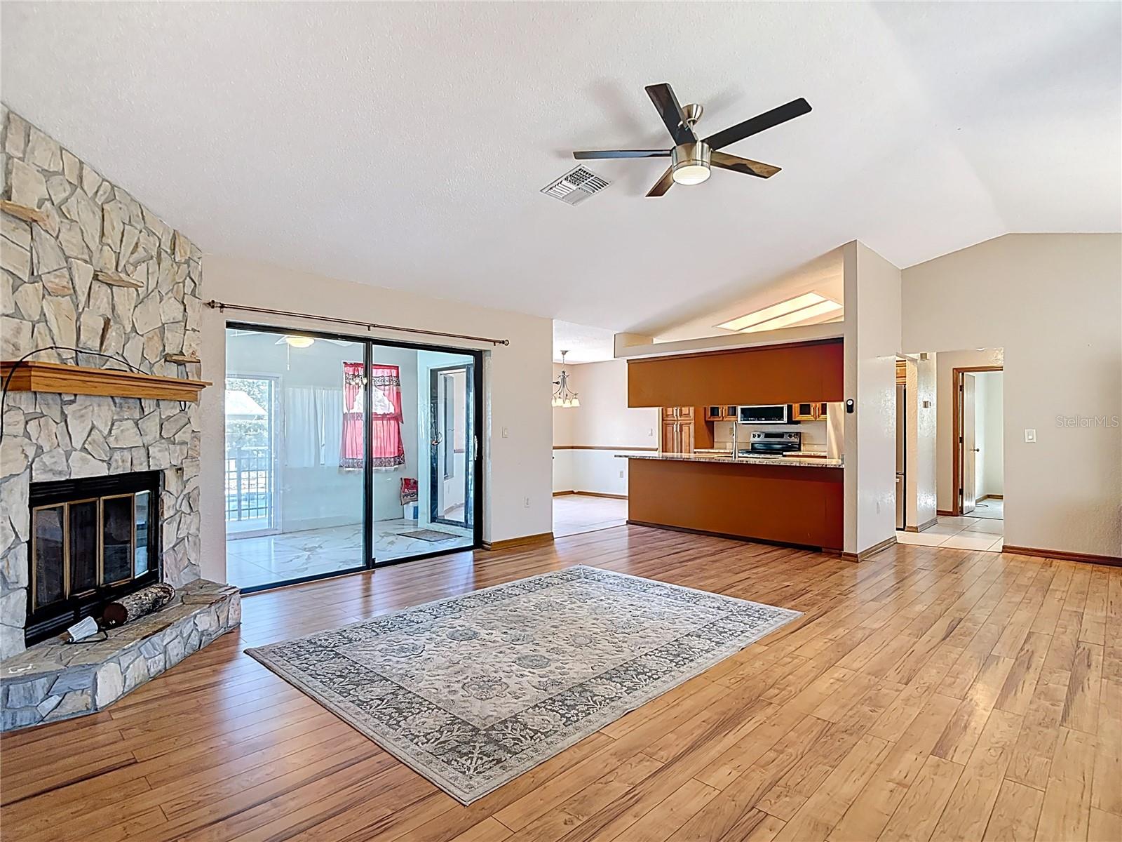 Image 6 of 59 For 5066 Woodbine Street