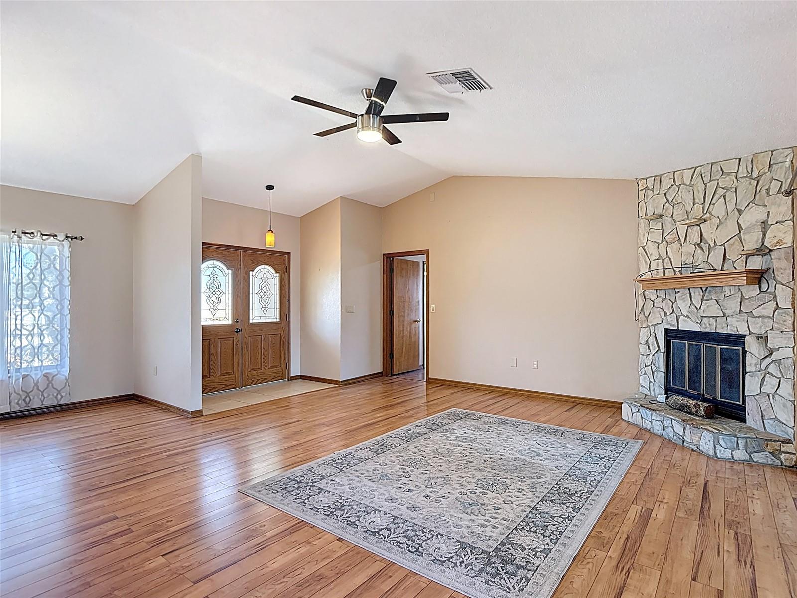 Image 8 of 59 For 5066 Woodbine Street