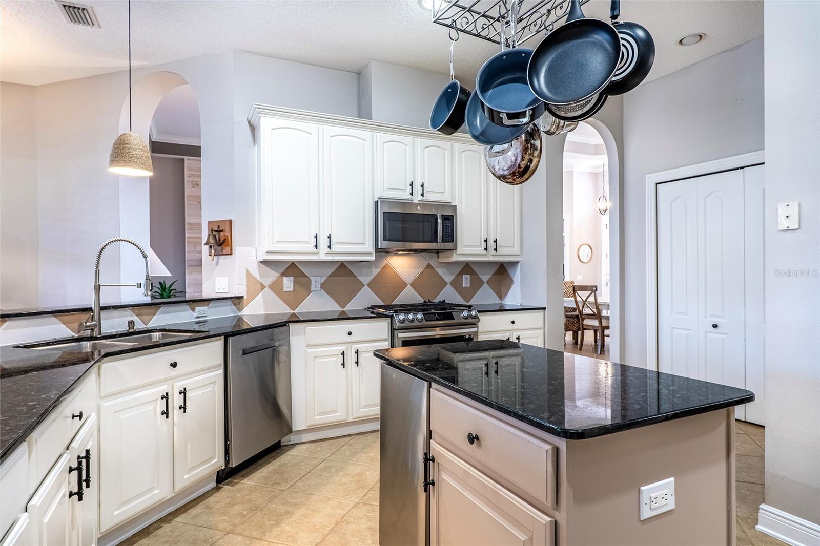 Image 14 of 75 For 10653 Garda Drive