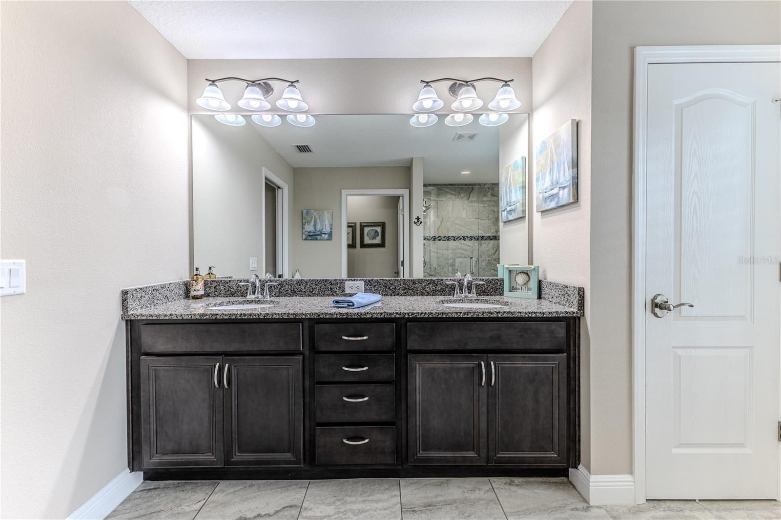 Image 28 of 72 For 13088 Meinert Avenue