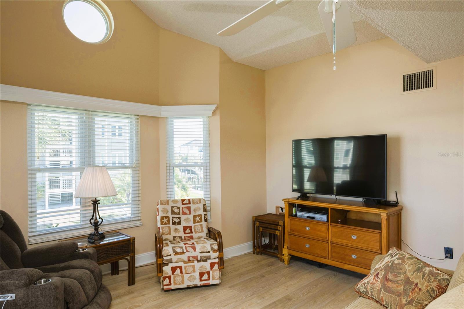 Image 11 of 52 For 5712 Biscayne Court 101