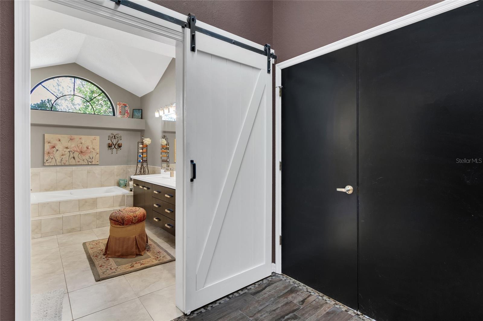 Listing photo id 13 for 8021 Moonlight Lane