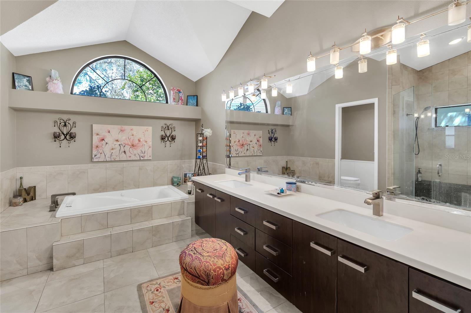 Listing photo id 15 for 8021 Moonlight Lane