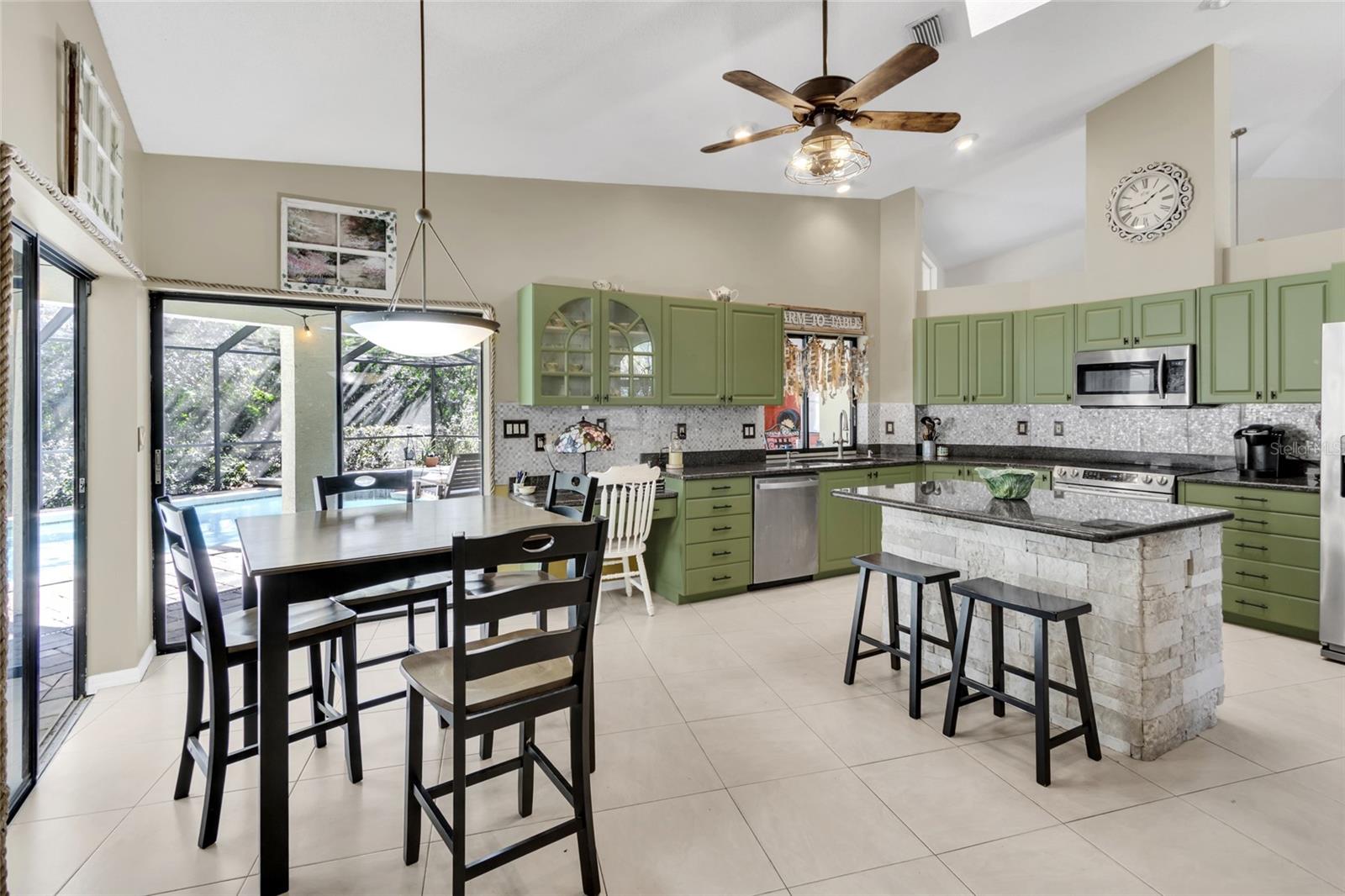 Listing photo id 27 for 8021 Moonlight Lane