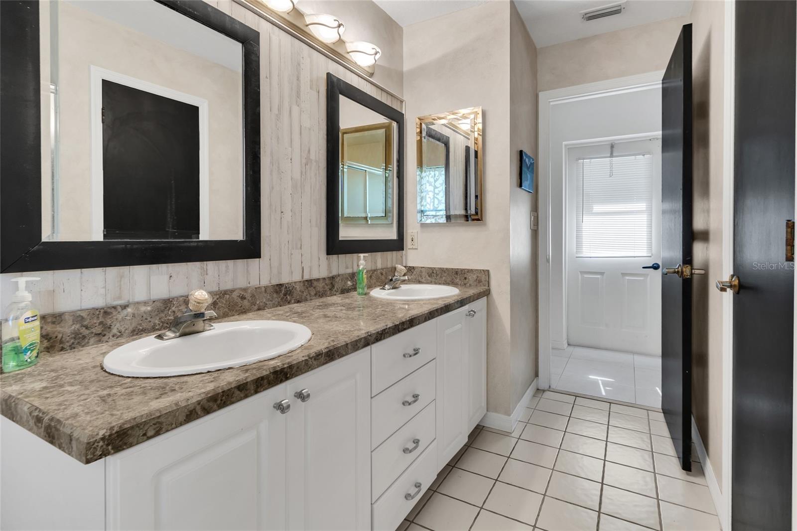 Listing photo id 38 for 8021 Moonlight Lane