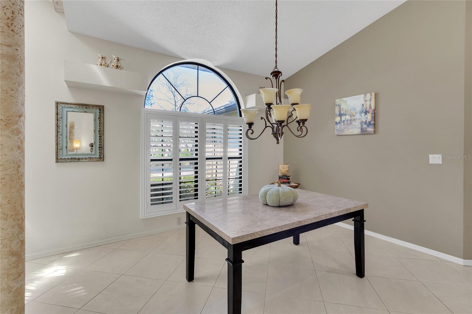 Listing photo id 5 for 8021 Moonlight Lane