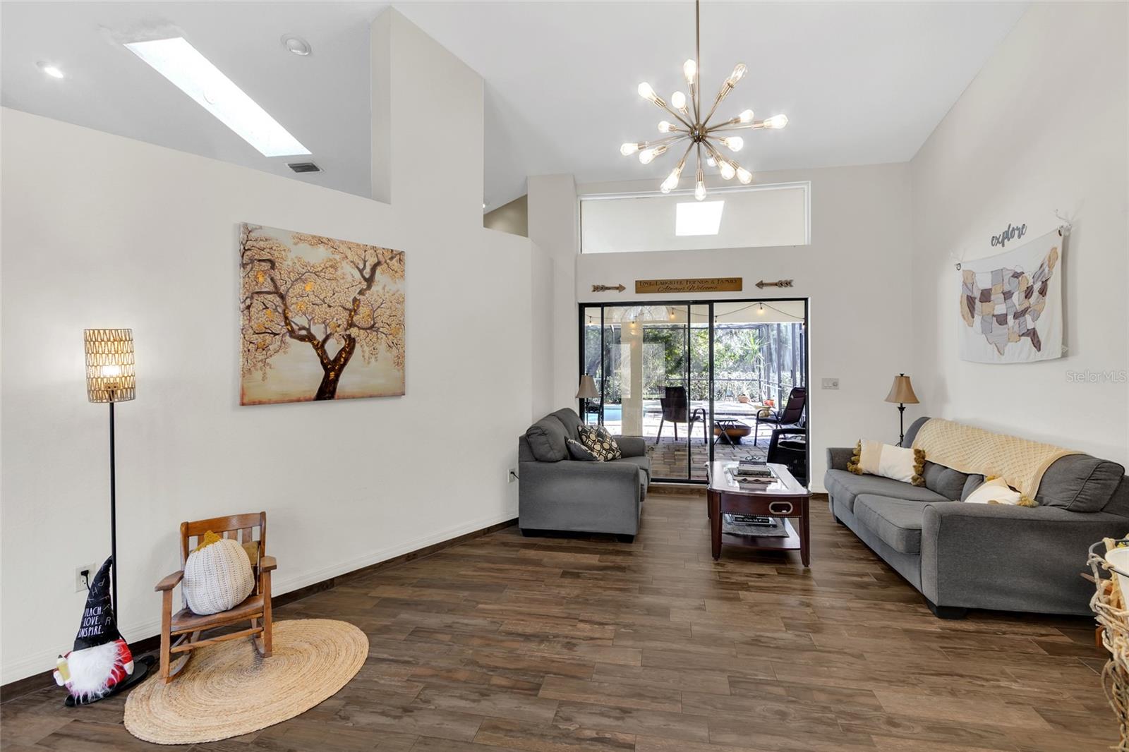 Listing photo id 7 for 8021 Moonlight Lane