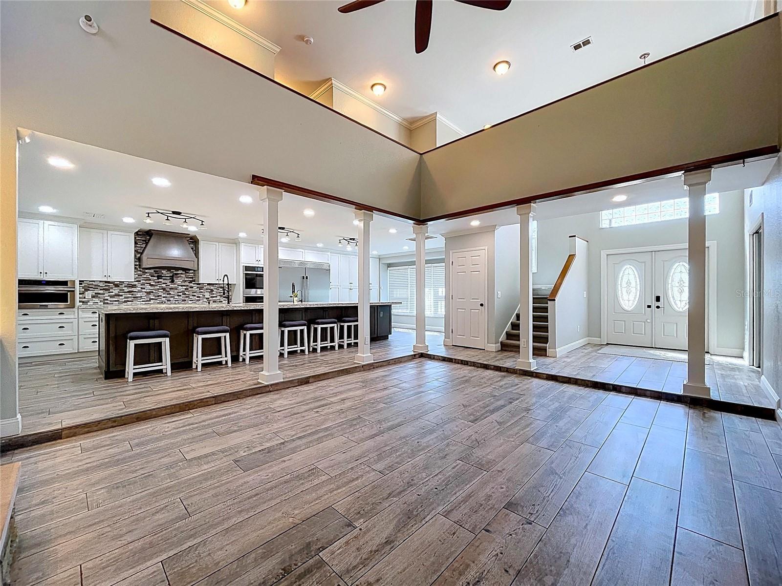 Listing photo id 10 for 10655 Lakeview Drive