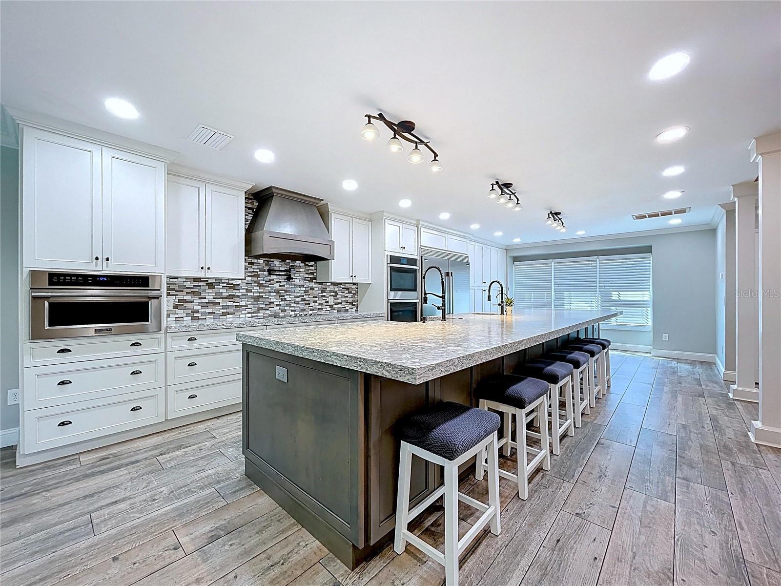 Listing photo id 12 for 10655 Lakeview Drive