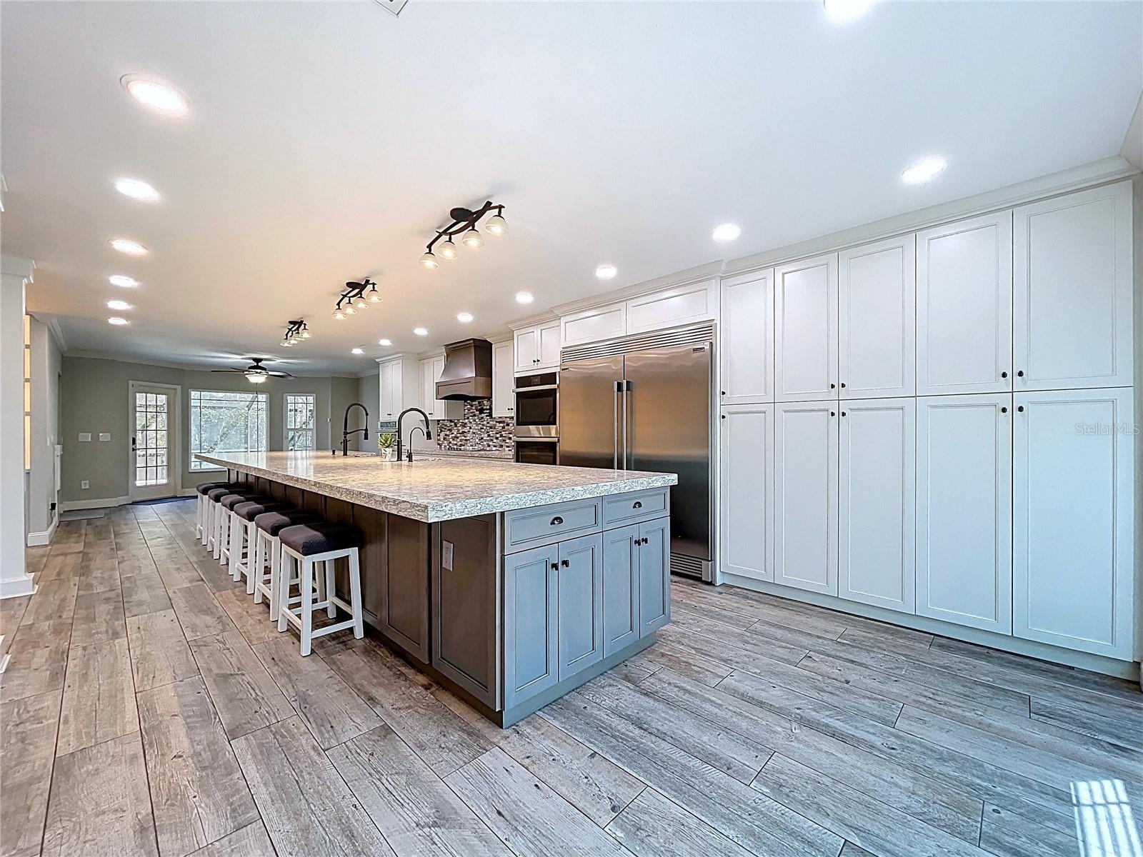 Listing photo id 13 for 10655 Lakeview Drive