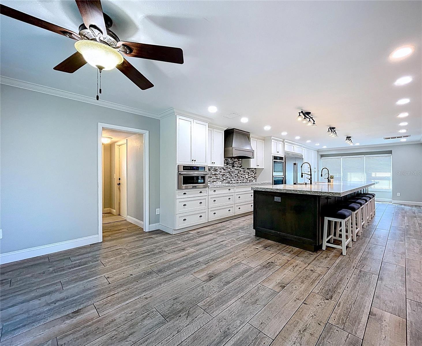 Listing photo id 19 for 10655 Lakeview Drive