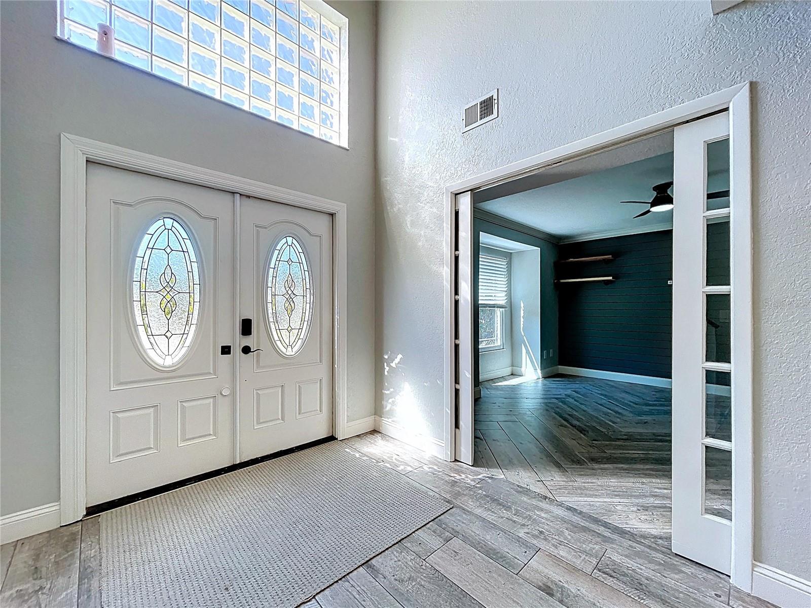 Listing photo id 1 for 10655 Lakeview Drive