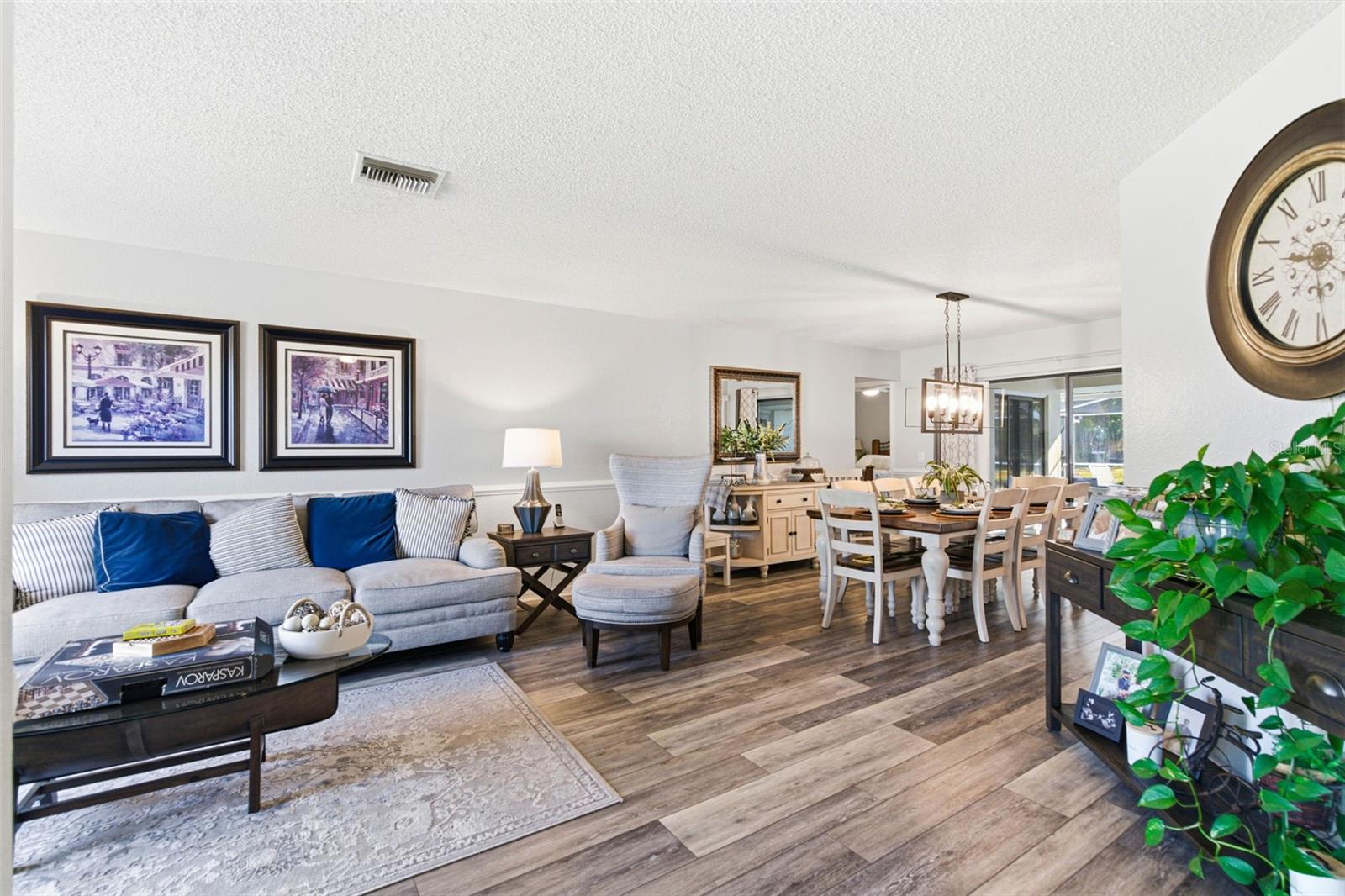 Listing photo id 10 for 3050 Stephanie Drive