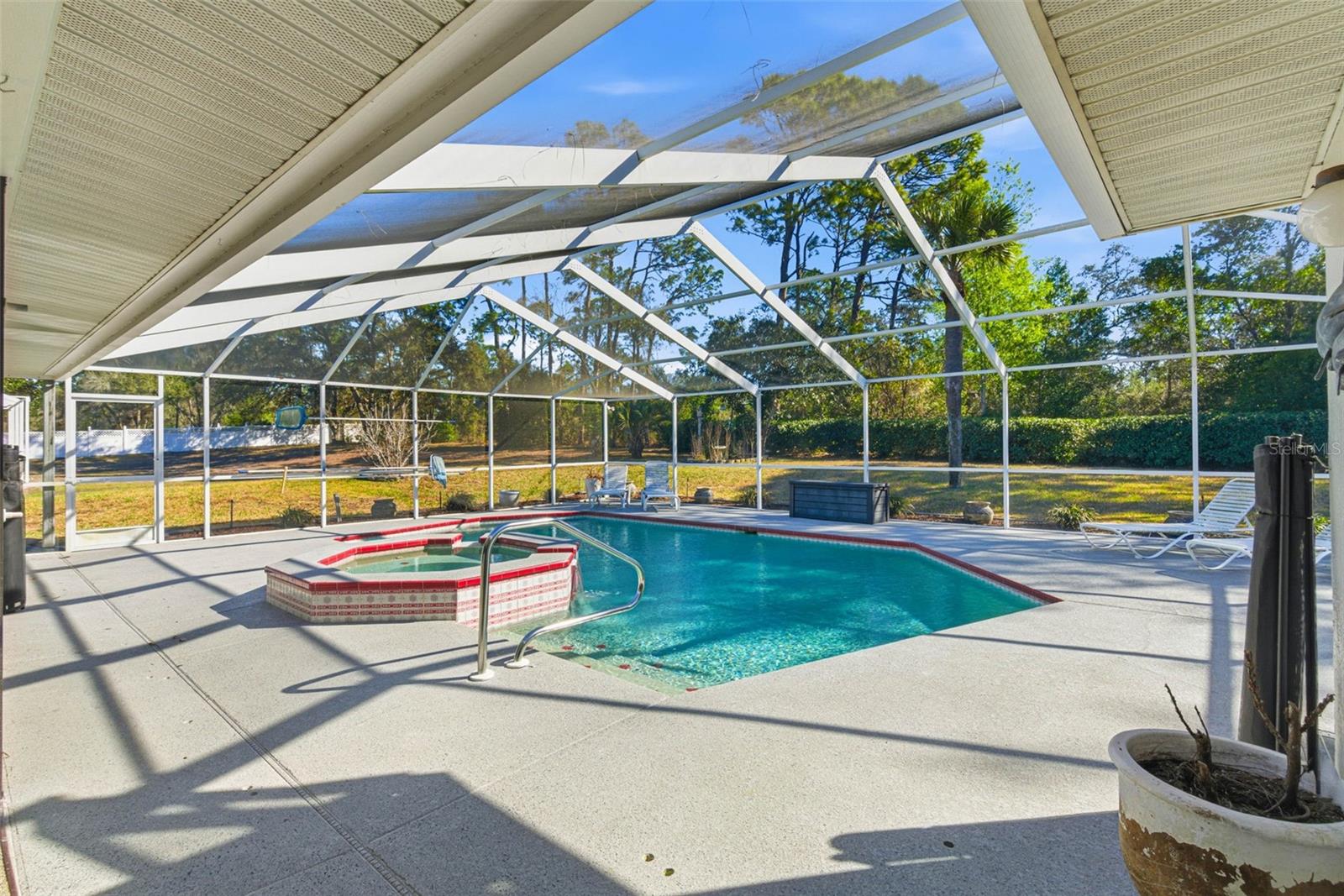 Listing photo id 34 for 3050 Stephanie Drive