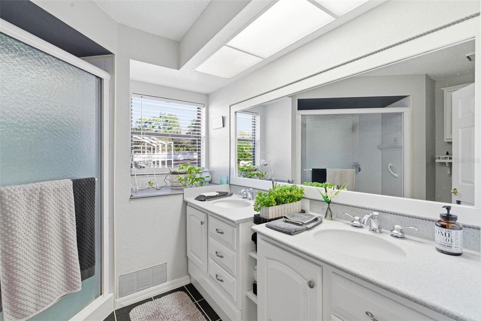 Listing photo id 38 for 3050 Stephanie Drive