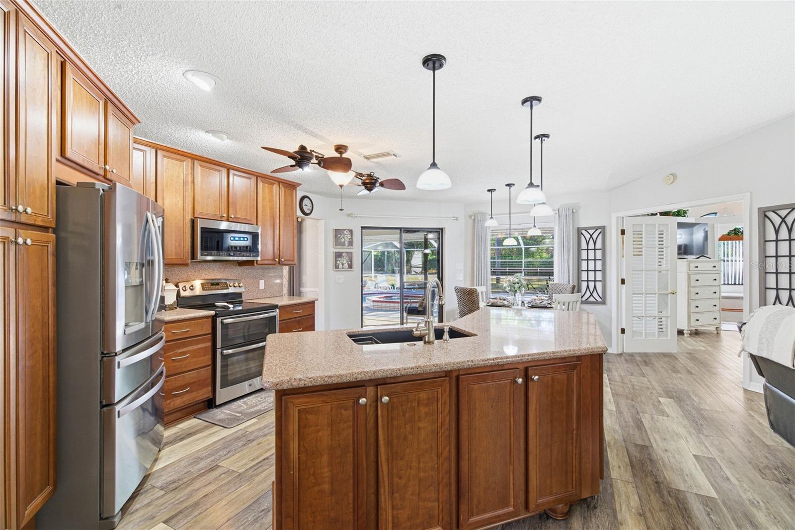 Listing photo id 7 for 3050 Stephanie Drive