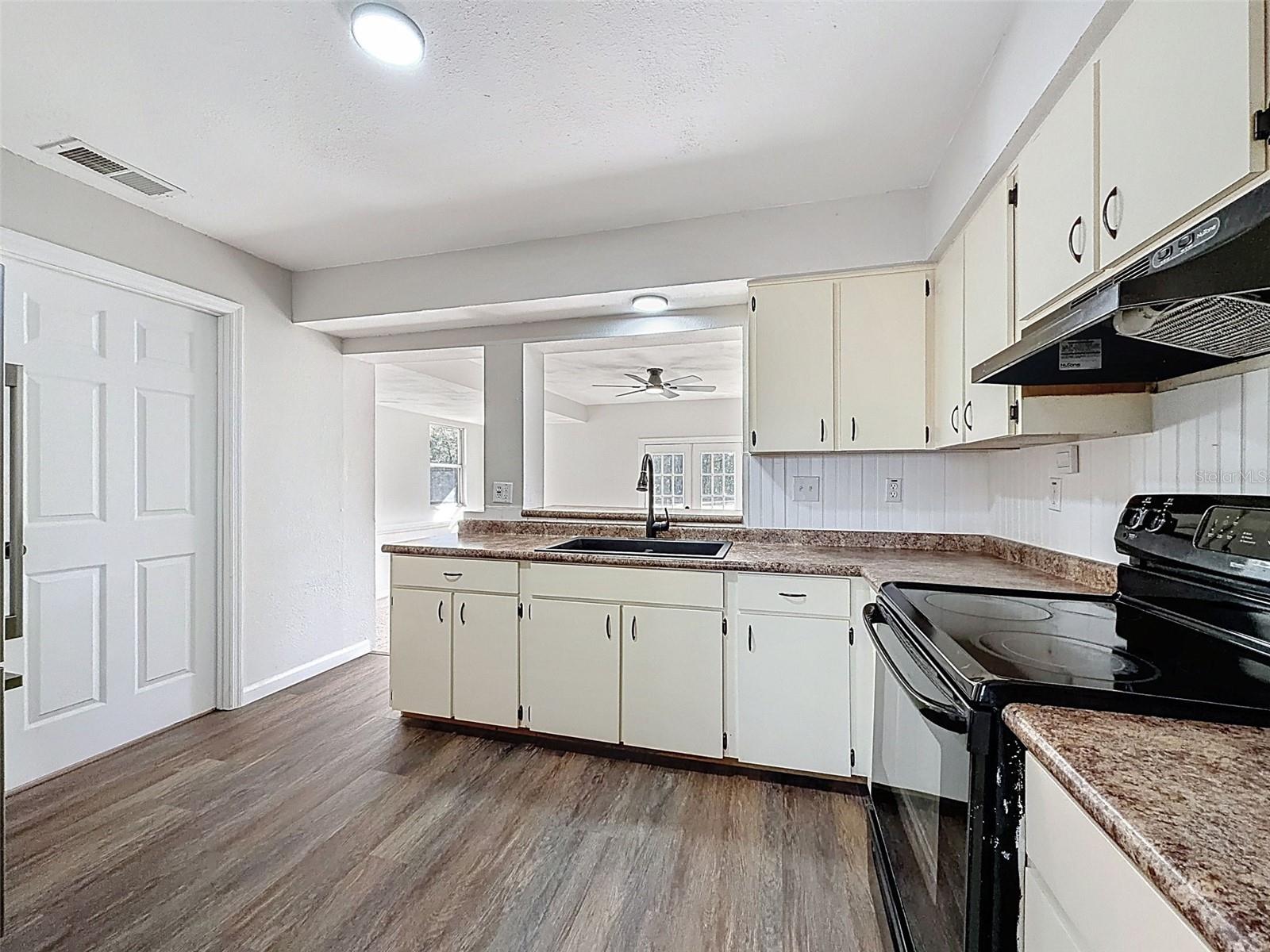 Image 10 of 29 For 6070 Honeysuckle Lane