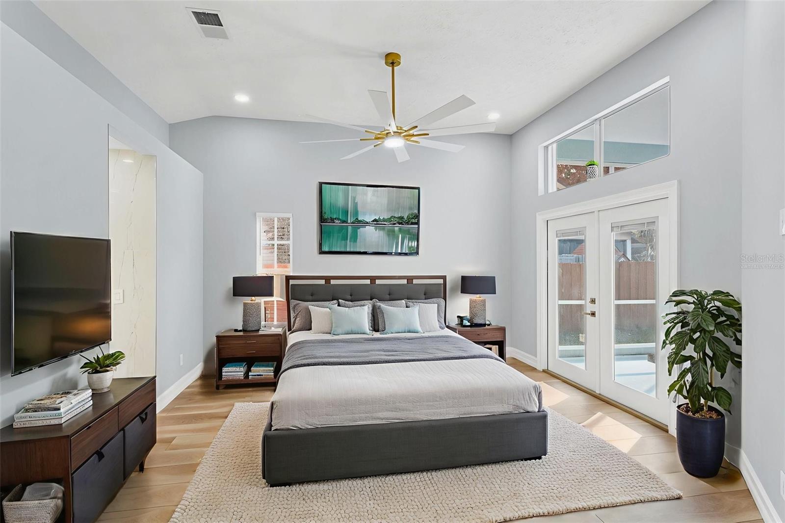 Image 18 of 57 For 2098 Floresta Drive