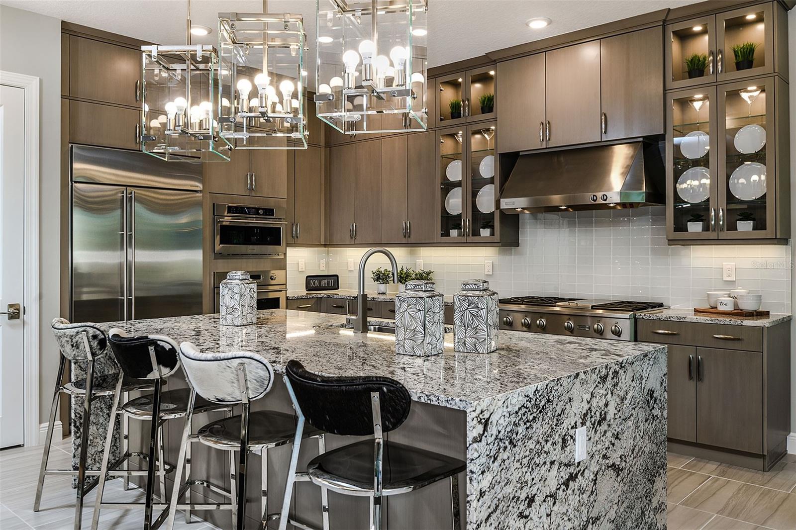 Listing photo id 14 for 5066 Simons Court