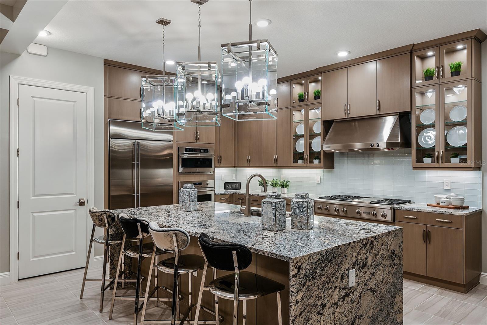 Listing photo id 18 for 5066 Simons Court