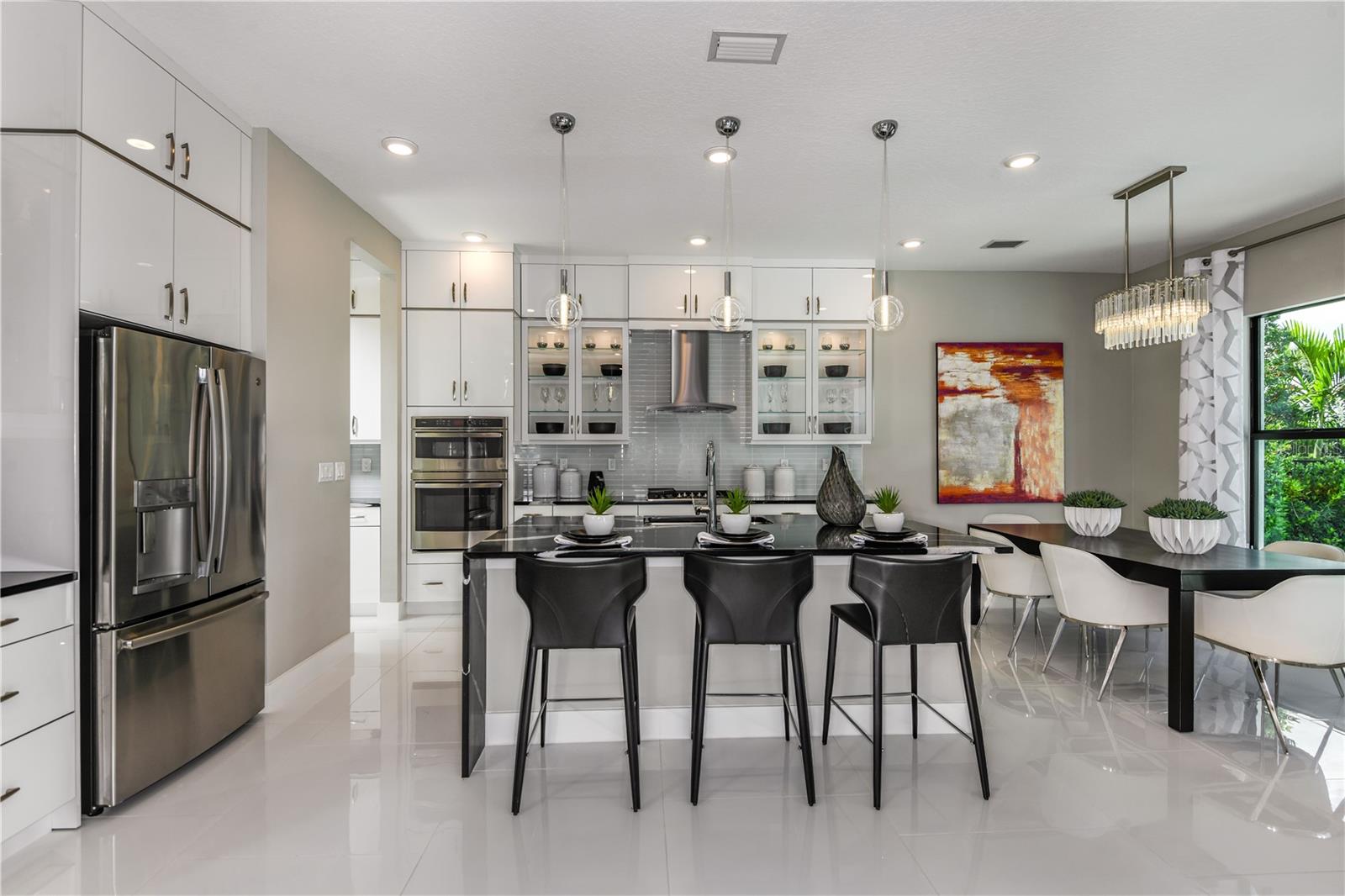 Listing photo id 12 for 5060 Simons Court