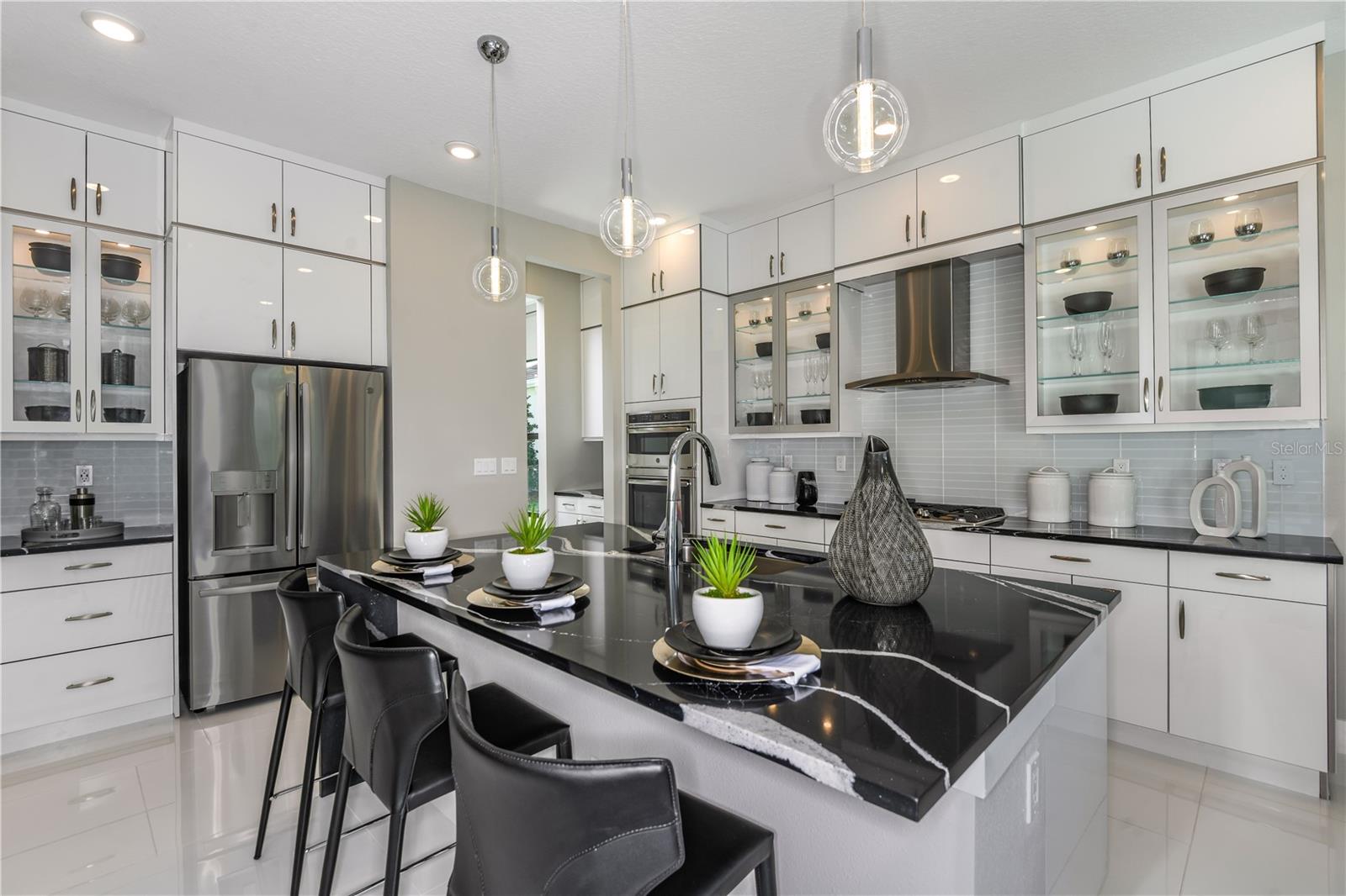 Listing photo id 15 for 5060 Simons Court