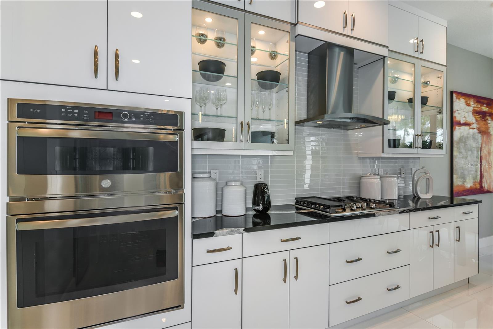 Listing photo id 16 for 5060 Simons Court