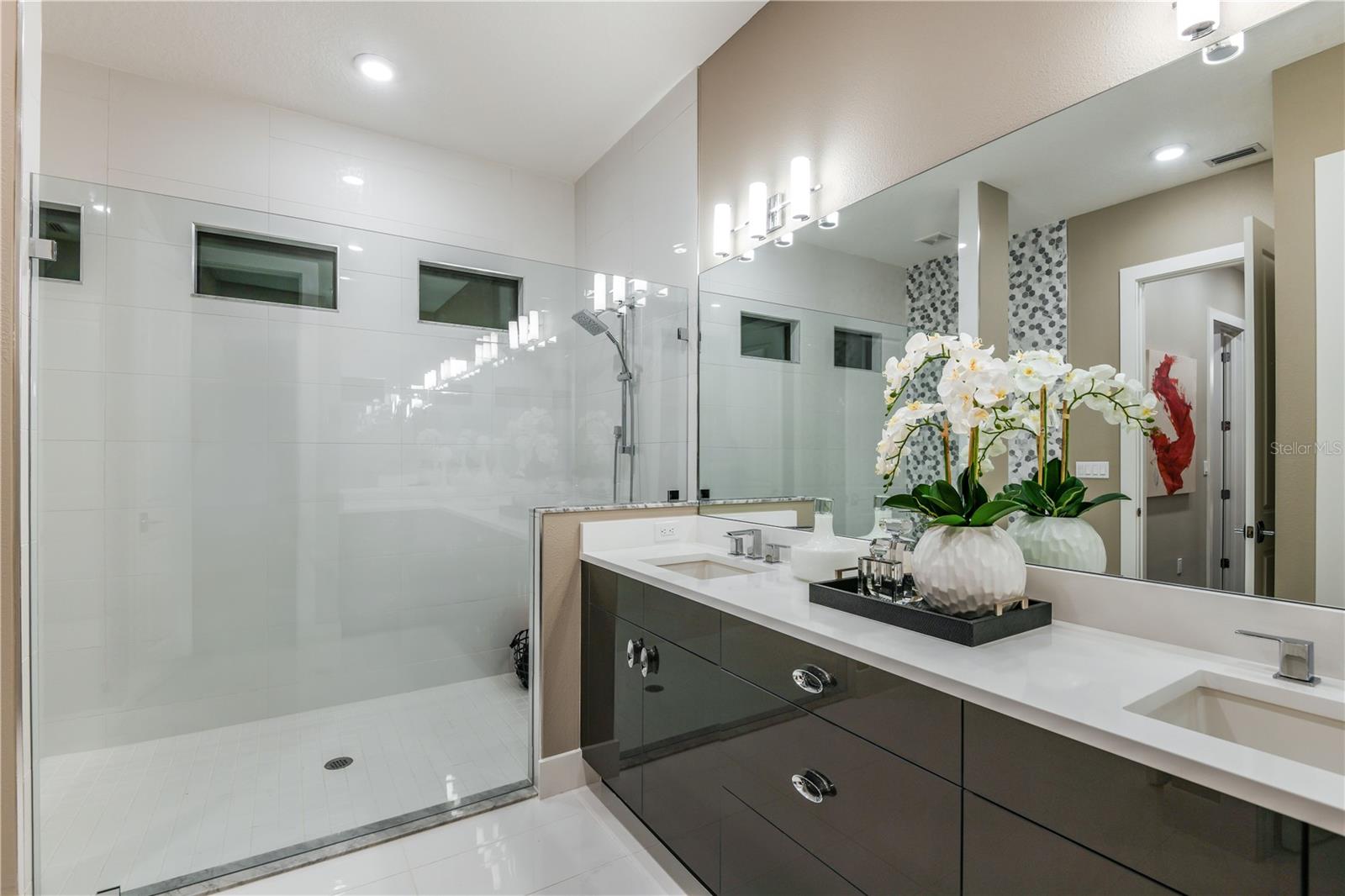 Listing photo id 25 for 5060 Simons Court