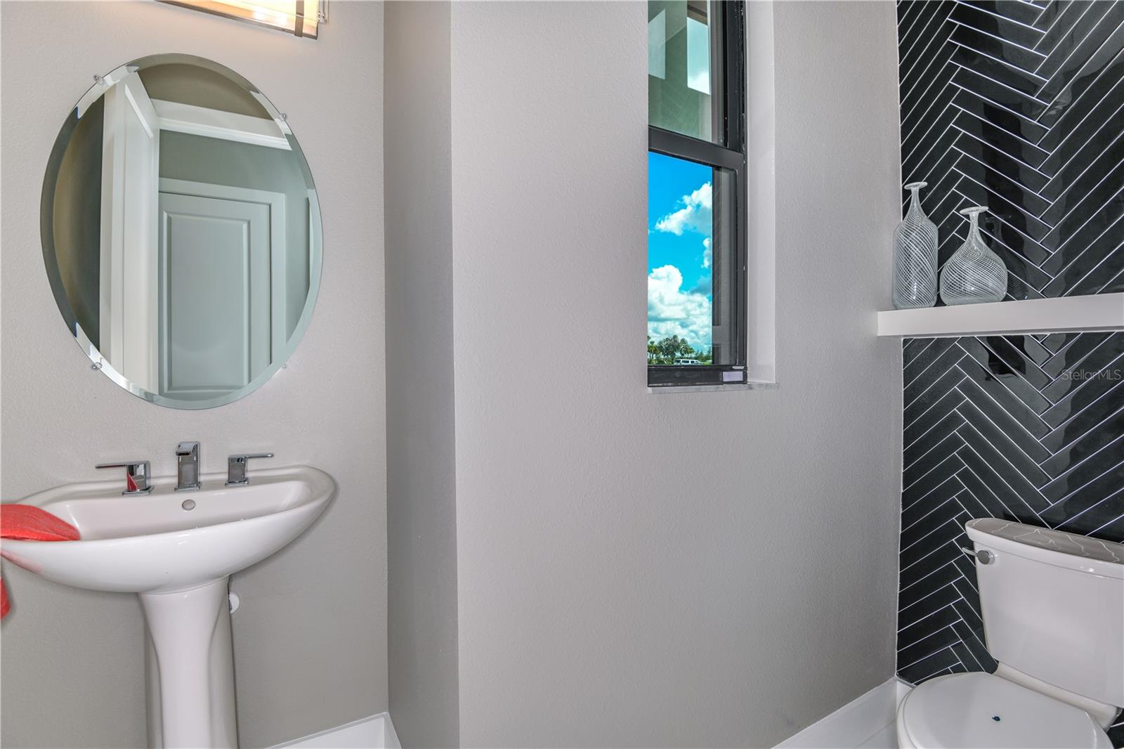 Listing photo id 28 for 5060 Simons Court