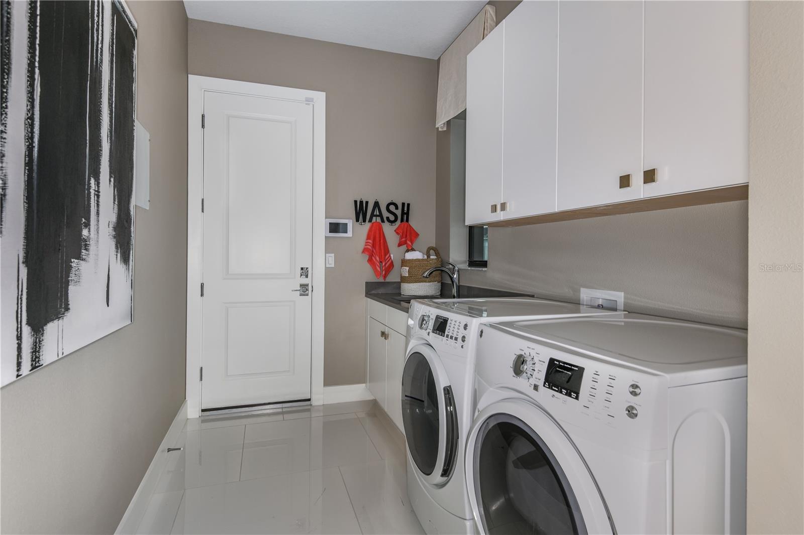 Listing photo id 35 for 5060 Simons Court