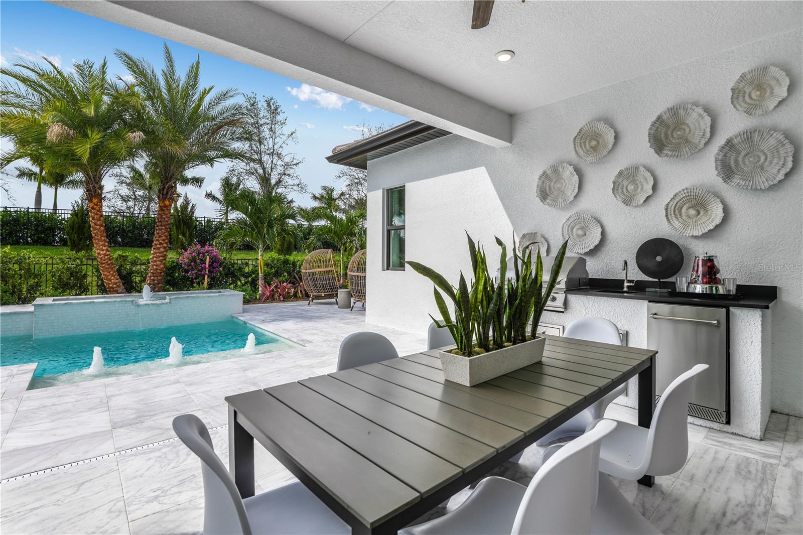 Listing photo id 39 for 5060 Simons Court