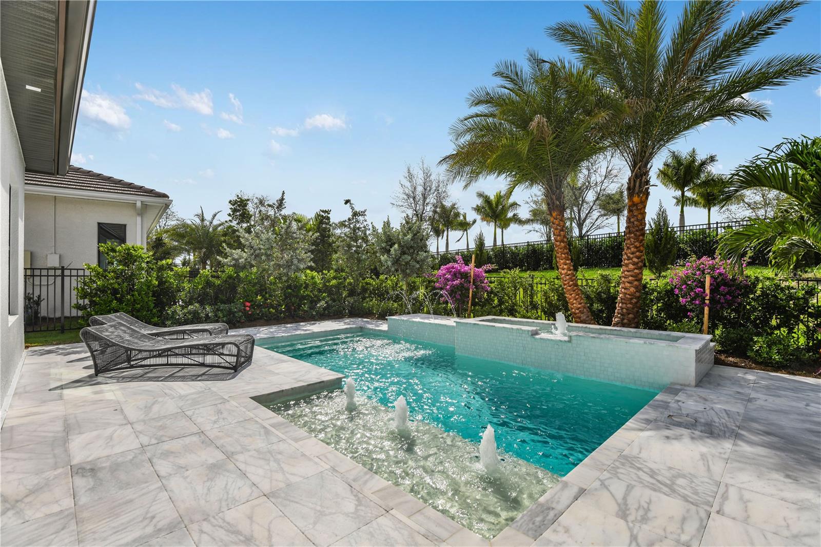 Listing photo id 41 for 5060 Simons Court